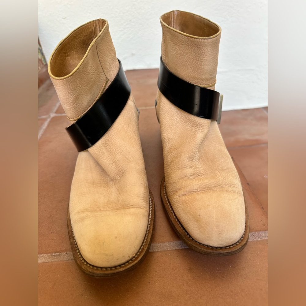 Chloe tan distressed leather bootie w/black leather strap & brass hardware Sz 37